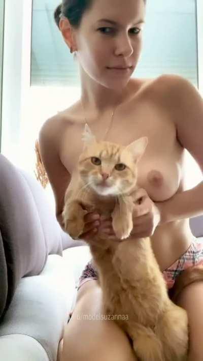 They say that on Reddit they love two things the most they are boobs and cats ) Well let s check it out 😻😜