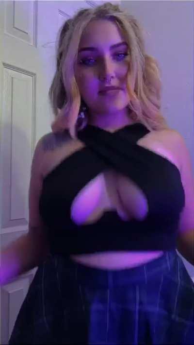 I love playing with my bouncy tits