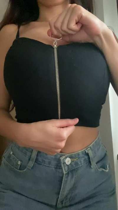 Watch me struggle with this tight top😜
